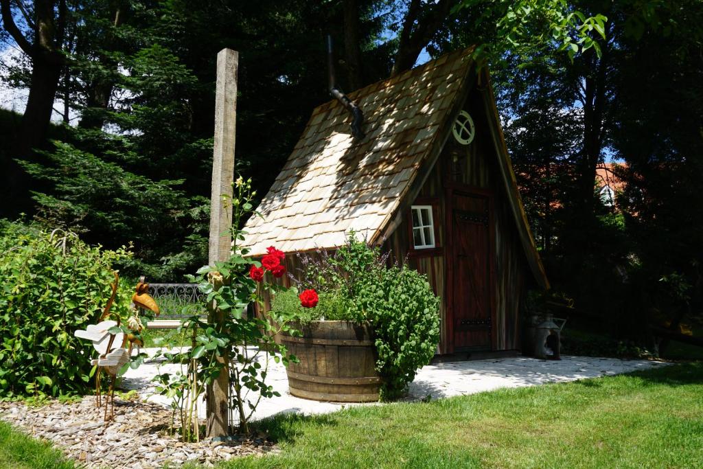 Aed väljaspool majutusasutust Gartenhotel Kloepferkeller