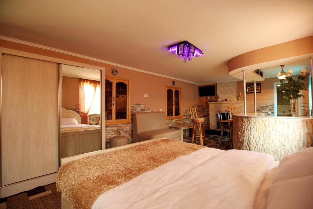 Postel nebo postele na pokoji v ubytování Hotel Harmony