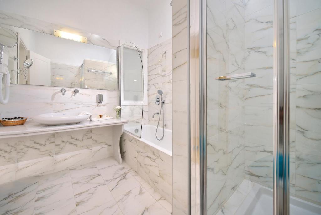 Koupelna v ubytování Kamari Hotel