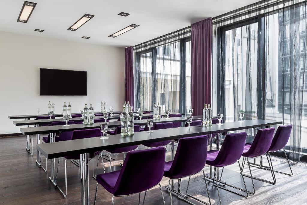 TV a/nebo společenská místnost v ubytování Hotel Zoo Berlin