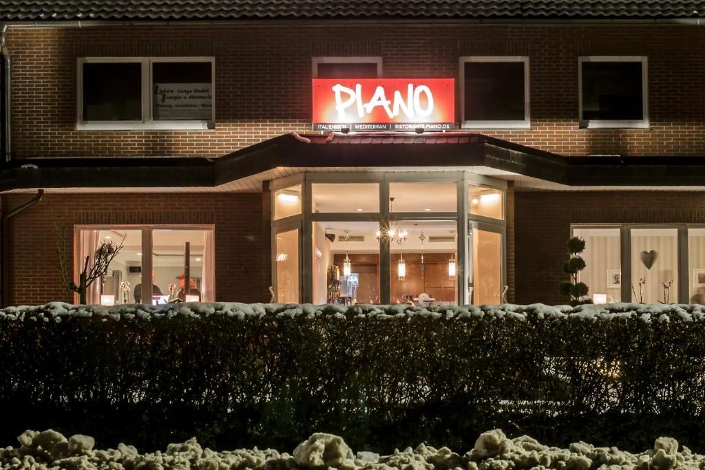 un panneau à l'avant d'un bâtiment dans l'établissement Hotel Piano, à Bergen