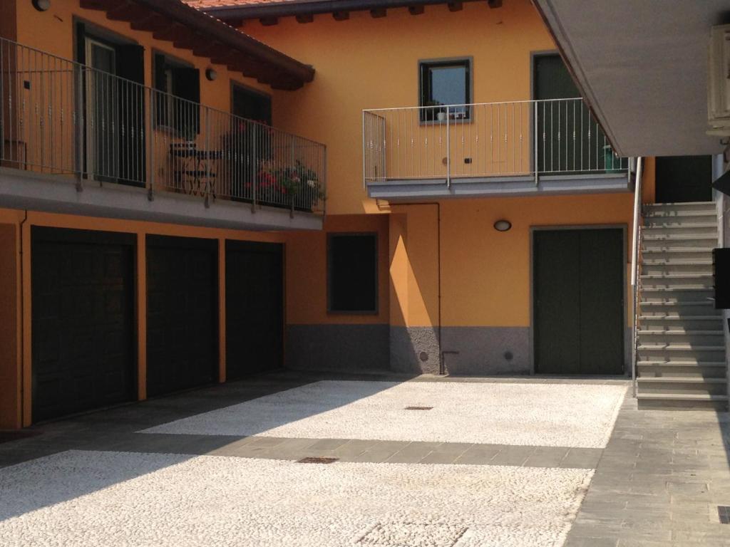 budynek z dwoma drzwiami garażowymi i balkonem w obiekcie La Supernova w Bergamo