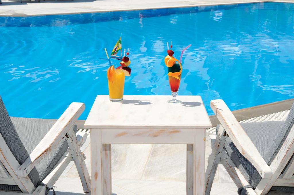 Bazén v ubytování Kamari Hotel nebo v jeho okolí