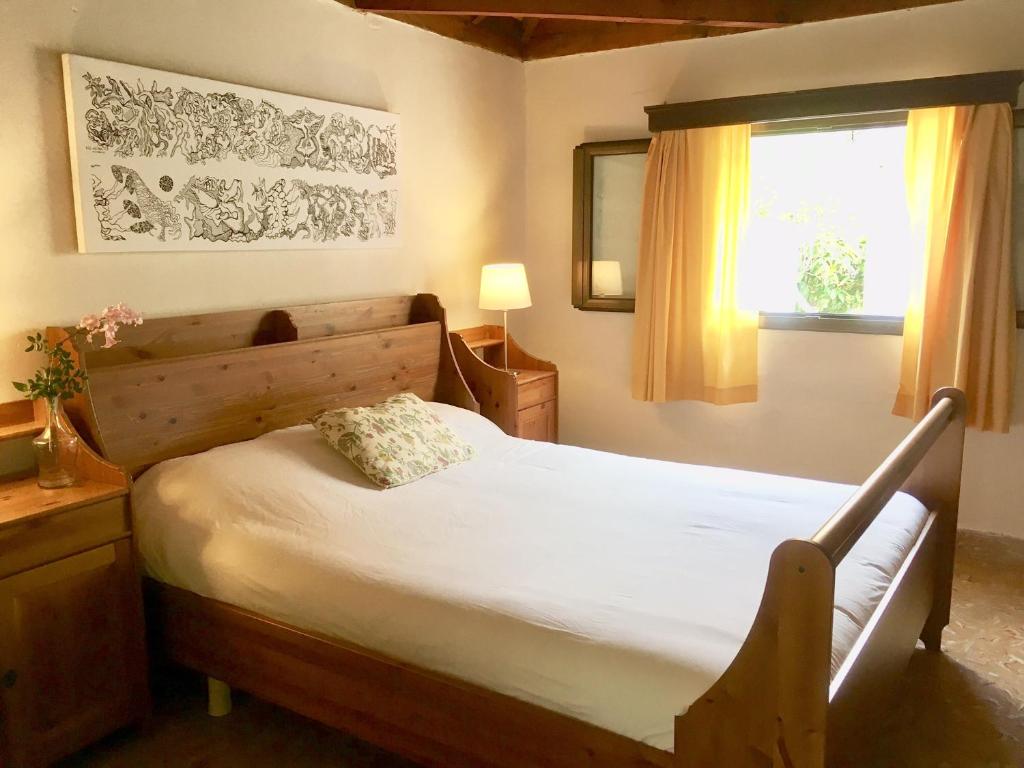 1 dormitorio con cama y ventana en Casa Del Caminero En Tejeda en Tejeda