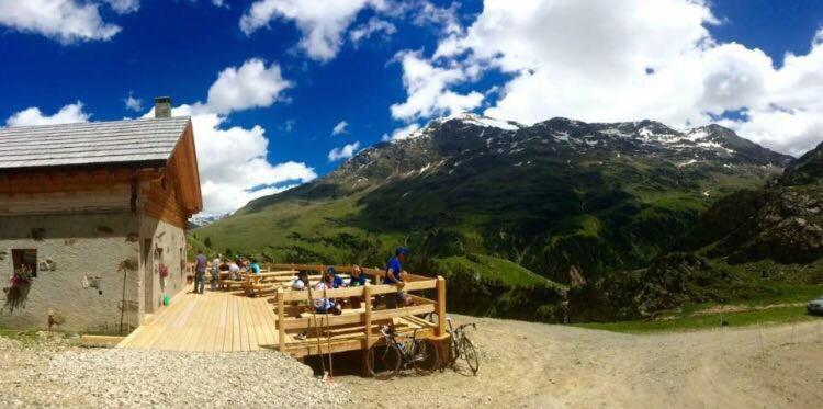 ヴァルフルヴァにあるAgriturismo Malga Dell'Alpeの木橋山に立つ人々