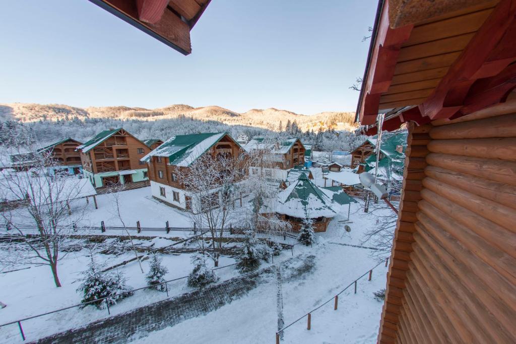 eine Luftansicht eines Resorts im Schnee in der Unterkunft Edelweiss Carpathians Migovo in Myhowe