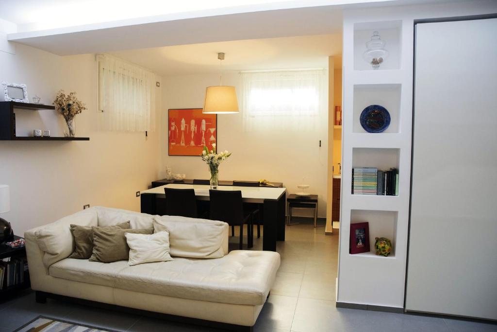 sala de estar con sofá blanco y mesa en GiaVa Apartment en Baronissi