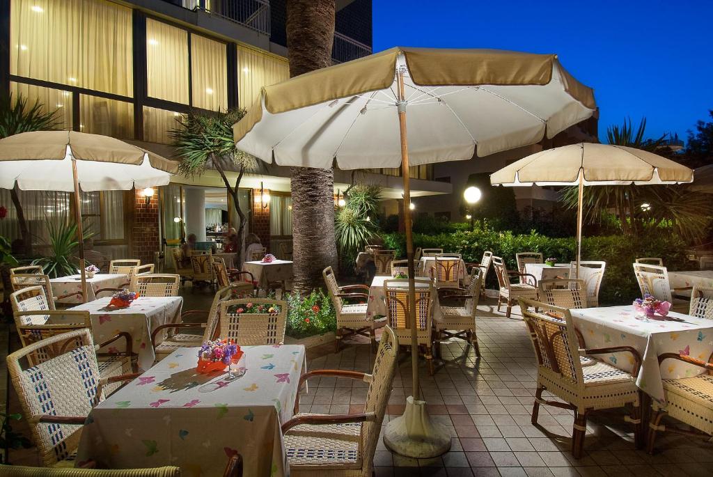 A restaurant or other place to eat at Hotel Corallo
