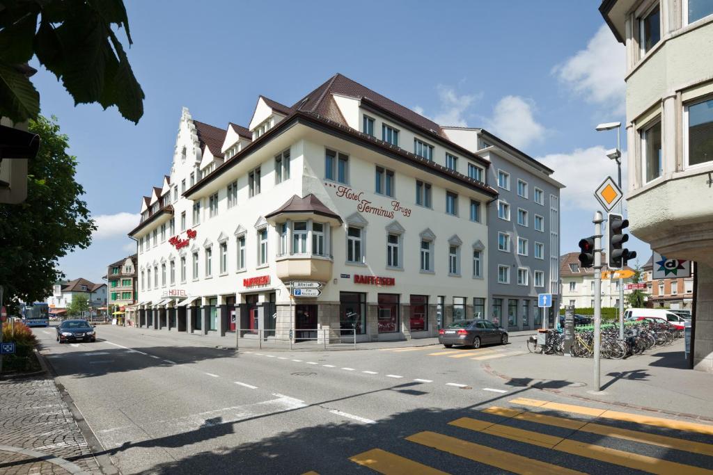 duży biały budynek przy ulicy miejskiej w obiekcie Hotel Terminus Brugg w mieście Brugg