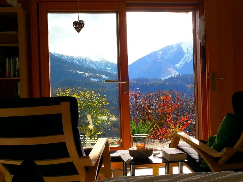 Zimmer mit einem Fenster und Bergblick in der Unterkunft Ferienwohnung mit Sicht auf die Berge (Nähe Flims/Laax) in Trin