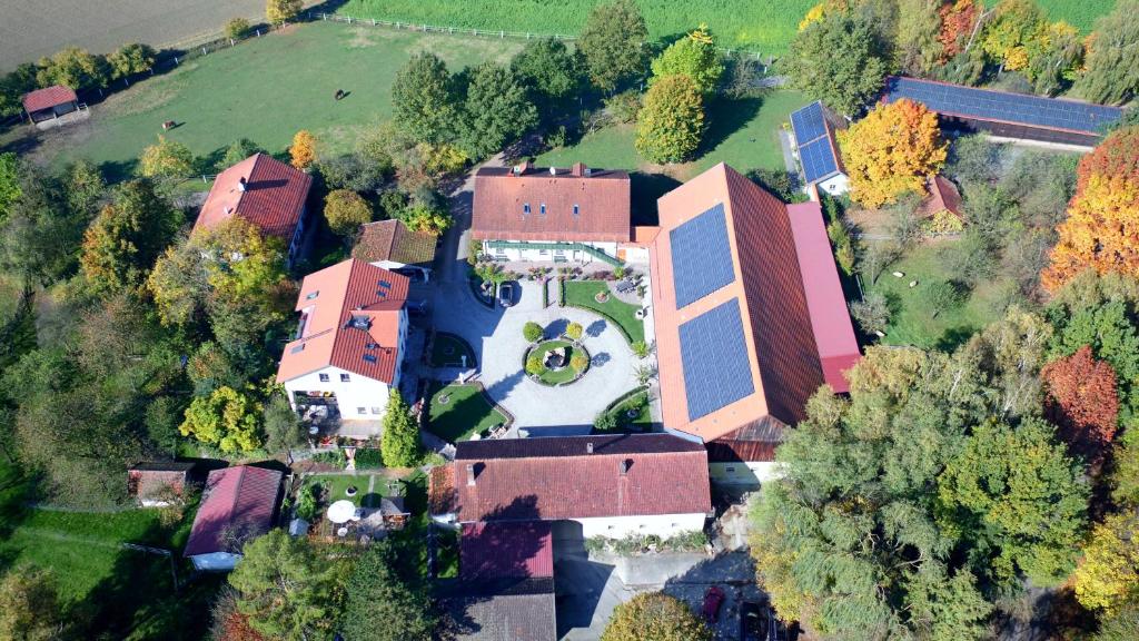 una vista aérea de un edificio con un reloj en Gut Schwarz-n Hof Ferienwohnungen en Bad Griesbach