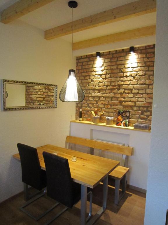 Ferienwohnung Eichelgasse Wertheim في فيرتهايم: غرفة طعام مع طاولة وكراسي خشبية