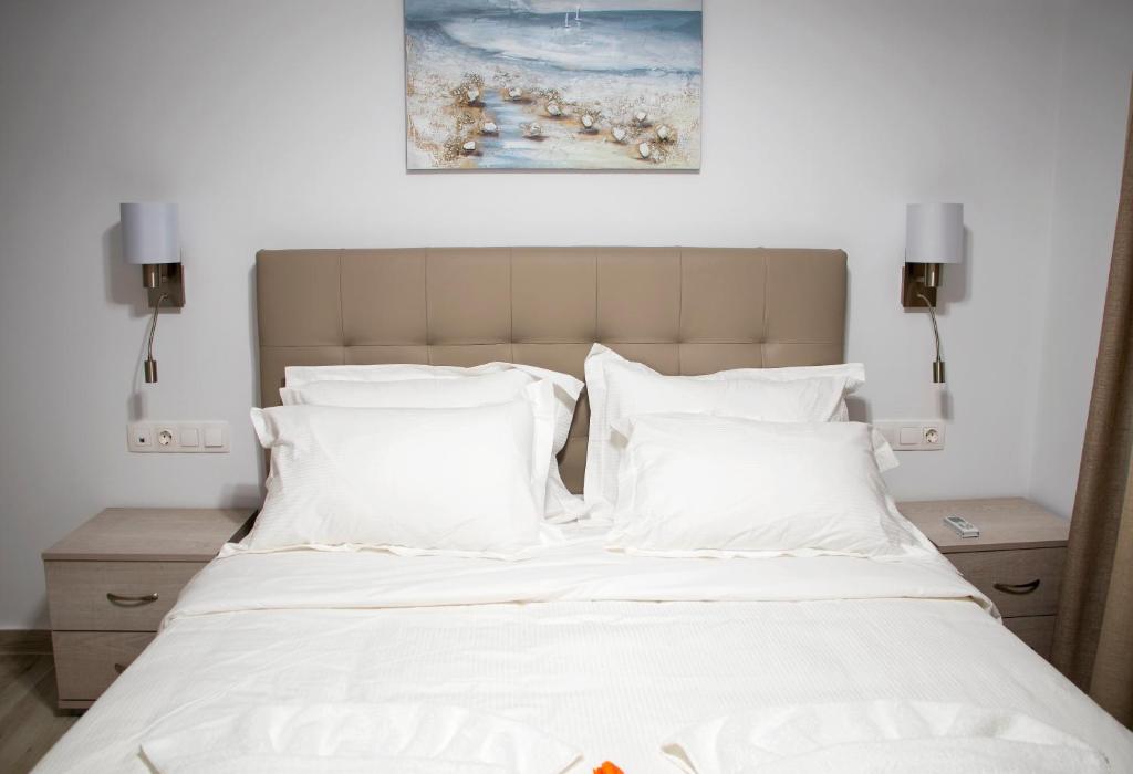 Łóżko lub łóżka w pokoju w obiekcie Aegean Horizon Beachfront Villas