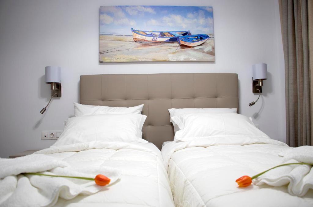 Łóżko lub łóżka w pokoju w obiekcie Aegean Horizon Beachfront Villas