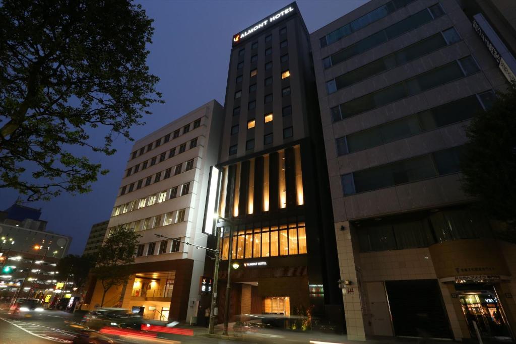 仙台市にあるアルモントホテル仙台の夜の街路の高層ビル