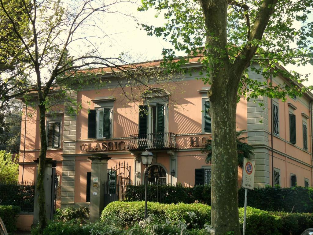 een huis in de stad Parijs met een boom bij Classic Hotel in Florence