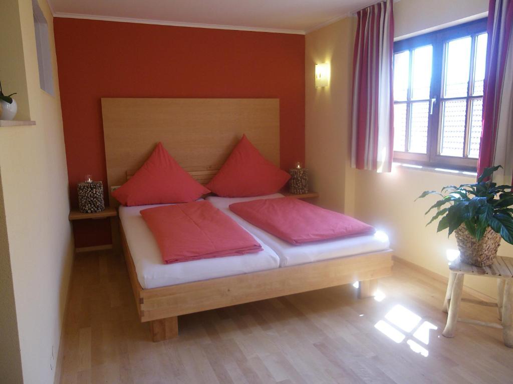 Postel nebo postele na pokoji v ubytování BIO Hotel Bayerischer Wirt Augsburg