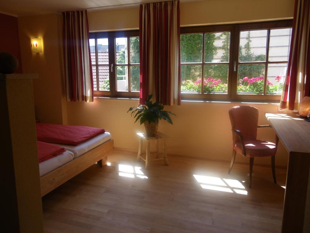 Postel nebo postele na pokoji v ubytování BIO Hotel Bayerischer Wirt Augsburg