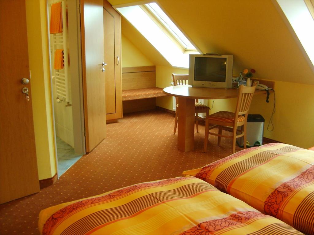 TV a/nebo společenská místnost v ubytování BIO Hotel Bayerischer Wirt Augsburg