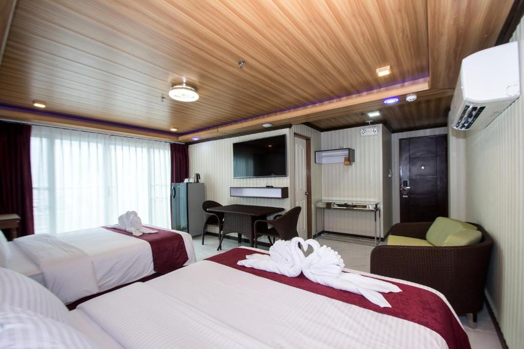 Postel nebo postele na pokoji v ubytování Diamond Water Edge Resort