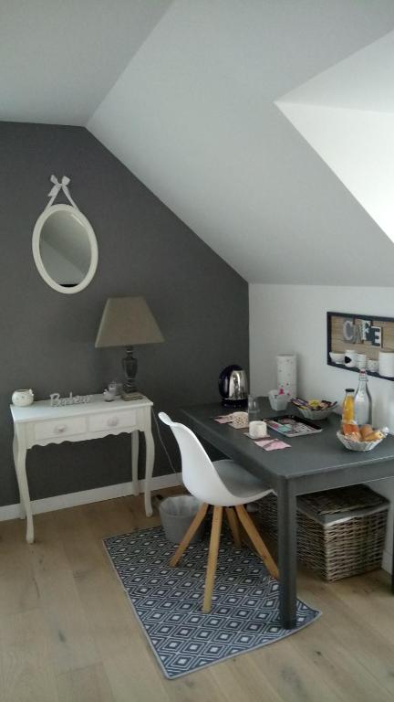 d'une salle à manger avec une table et une chaise blanche. dans l'établissement Detente a la campagne, à Myennes