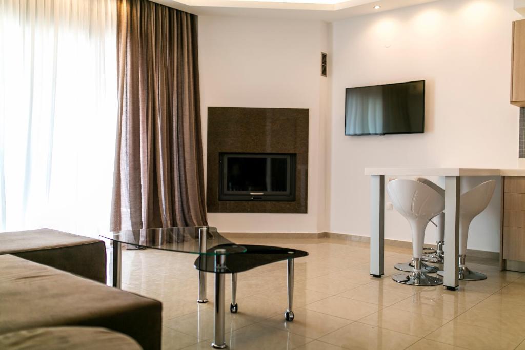 a living room with a couch and a tv at Kazaviti SKG in Thessaloniki