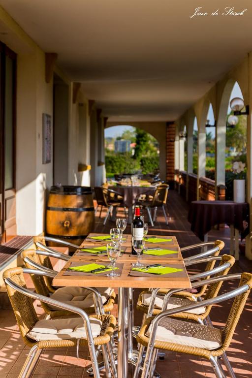 Restaurace v ubytování Logis Hôtel Le pont d'Arcole