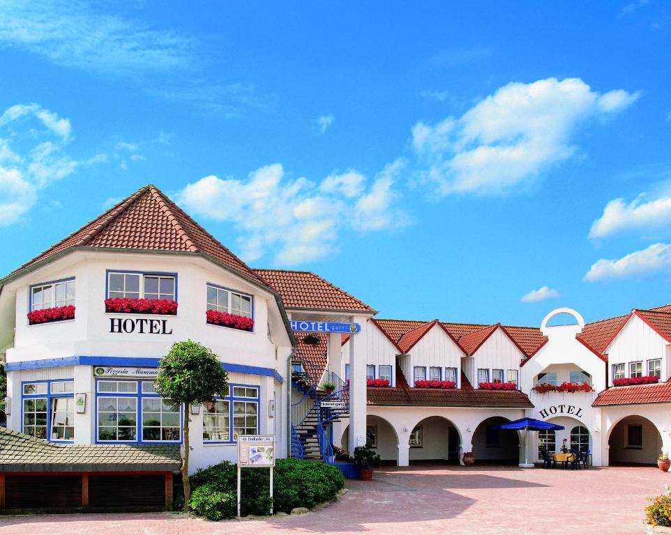 a hotel building with a sign that reads hotel at Hotel Up´n Diek in Dangast