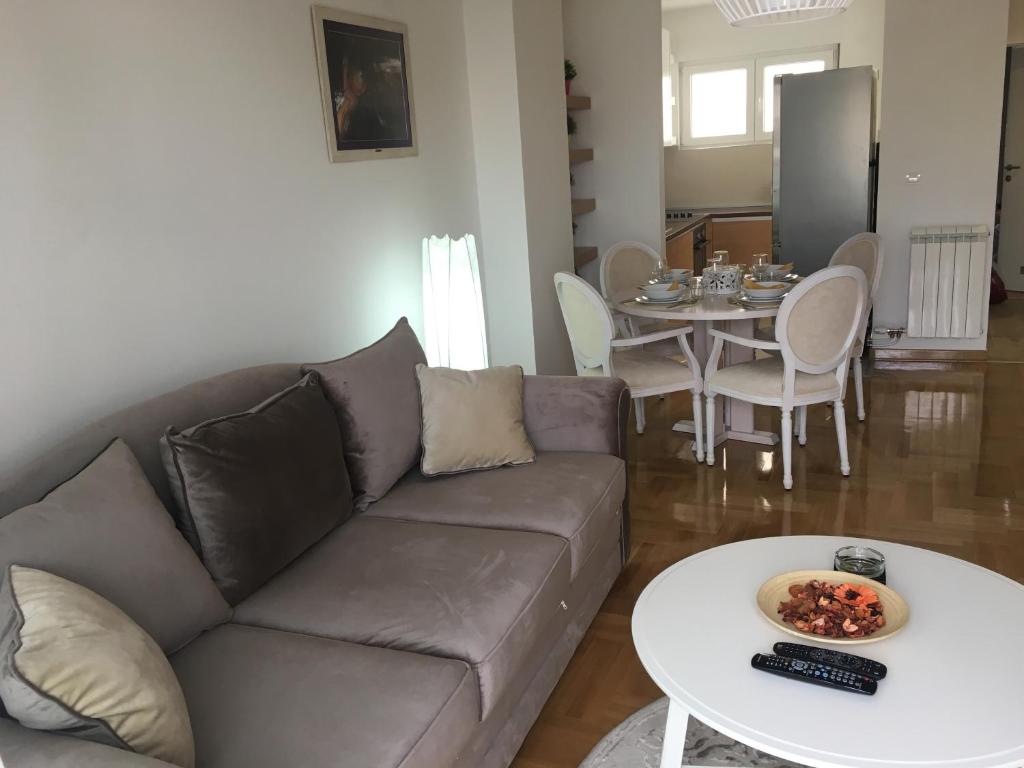 un soggiorno con un divano e un tavolo di Apartment Posejdon a Belgrado