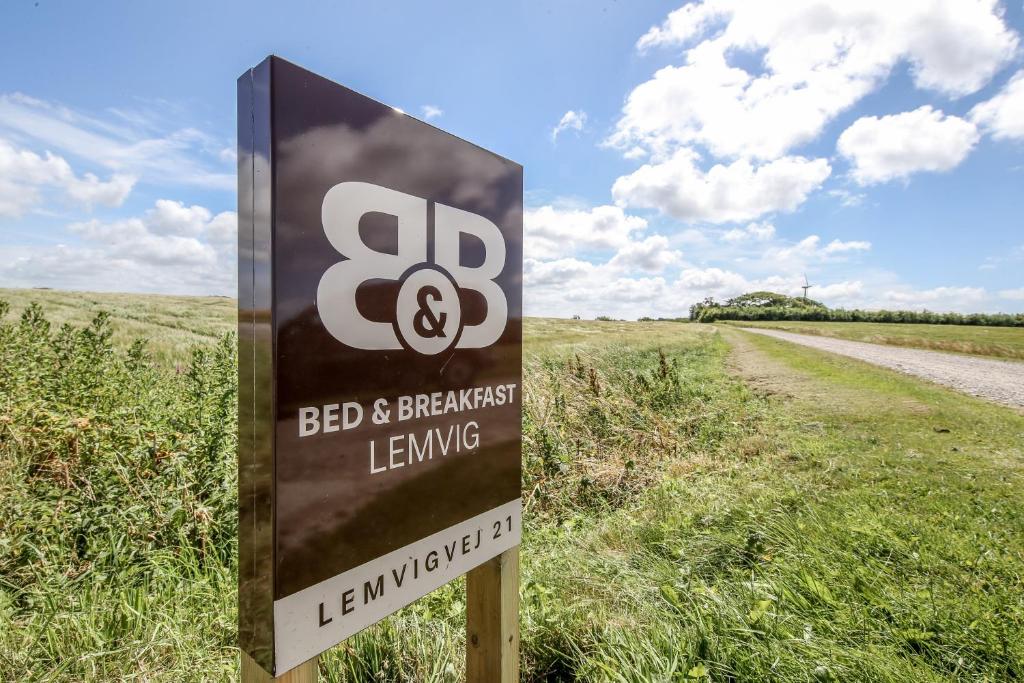 una señal en medio de un campo con una carretera en Bed and Breakfast Lemvig en Lemvig