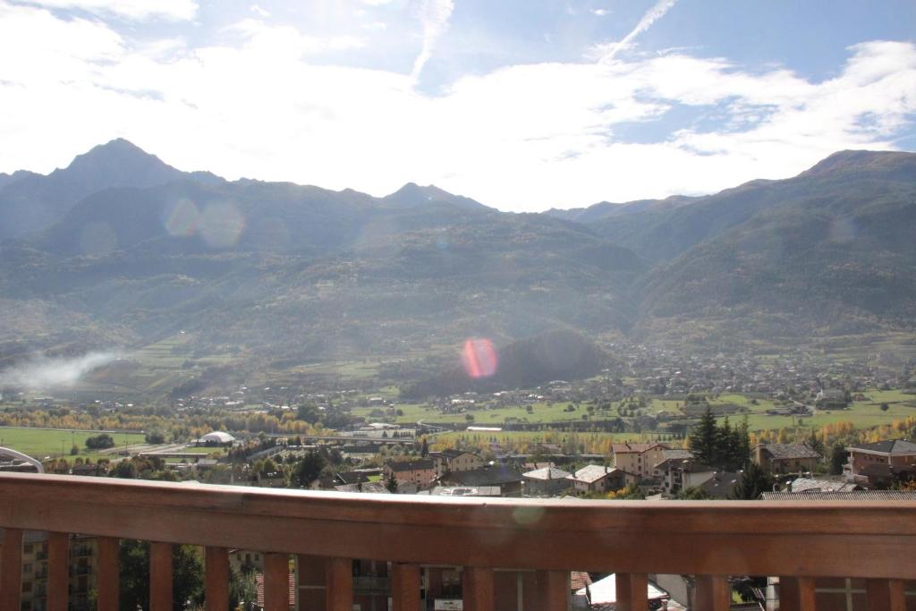 - une vue sur une vallée avec des montagnes en arrière-plan dans l'établissement Mon grenier, à Aoste