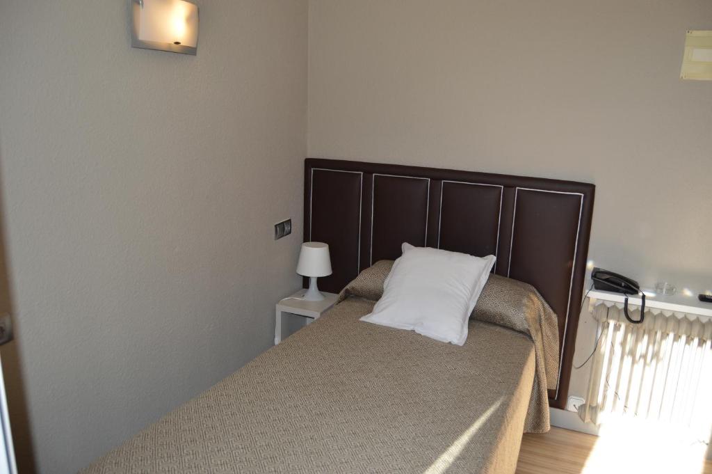 Postel nebo postele na pokoji v ubytování Hotel Ciutadella
