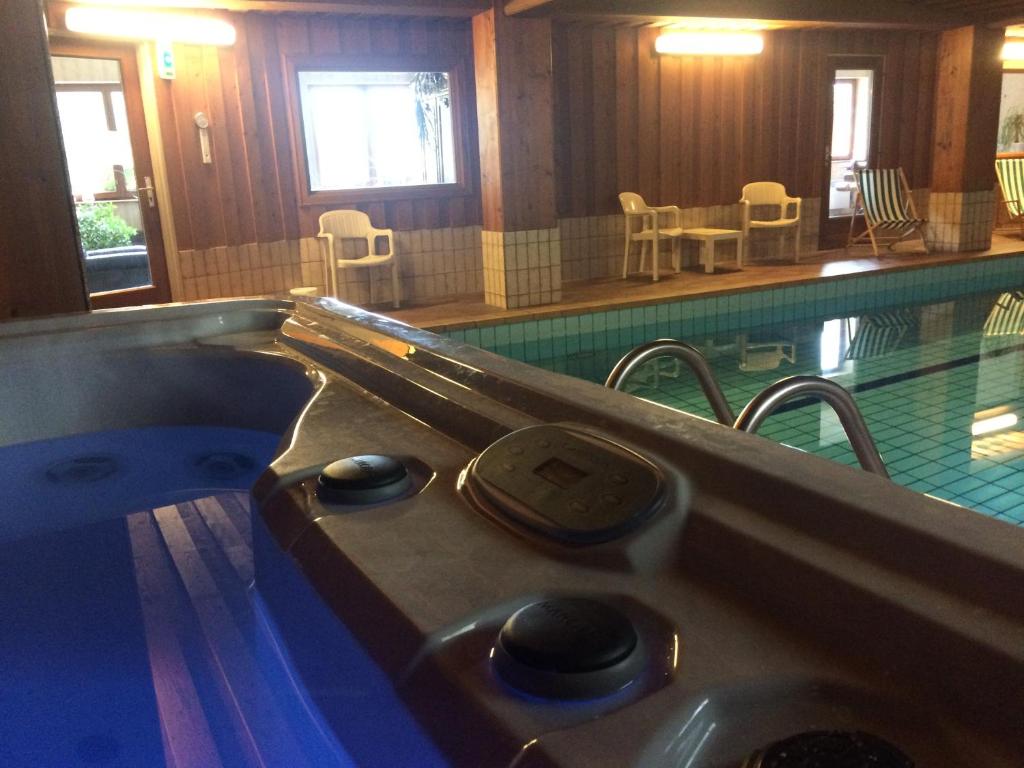 Bazén v ubytování Hotel-Spa & Restaurant Logis Domaine Langmatt nebo v jeho okolí