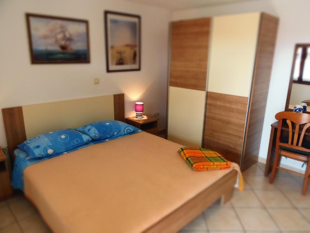 una camera con letto, tavolo e sedia di Apartment Noemi a Medulin