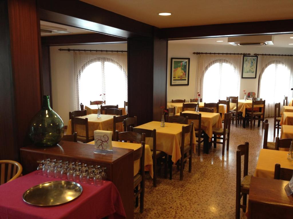 Restaurant o un lloc per menjar a Hotel Ubaldo