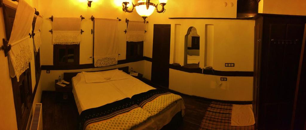 Postel nebo postele na pokoji v ubytování Beybagi Konak Hotel