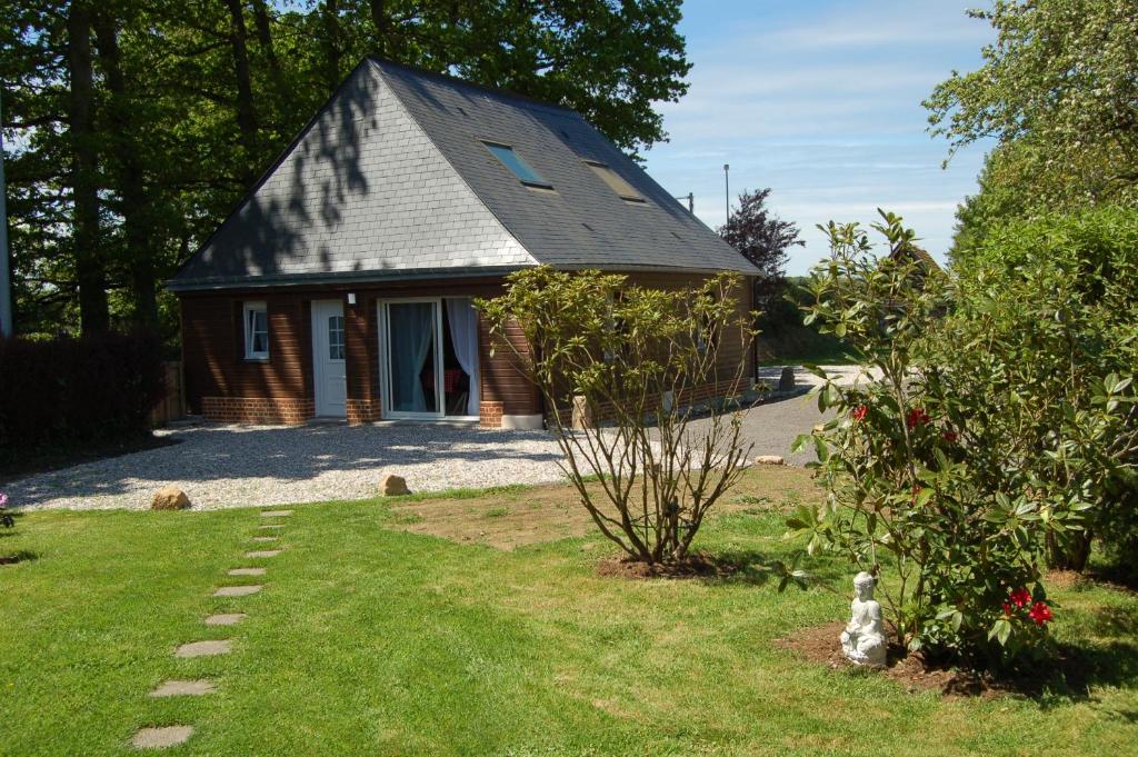 ein kleines Haus in einem Hof mit einem Hof sidx sidx sidx sidx in der Unterkunft Gites la charretterie in Ourville-en-Caux