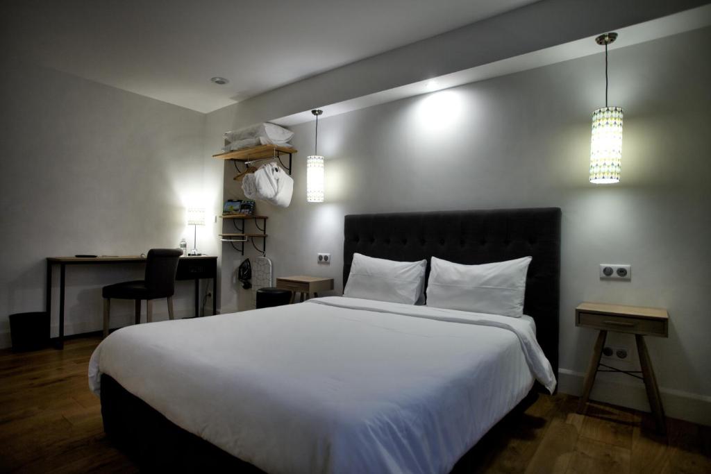 Postel nebo postele na pokoji v ubytování Hôtel Henri IV