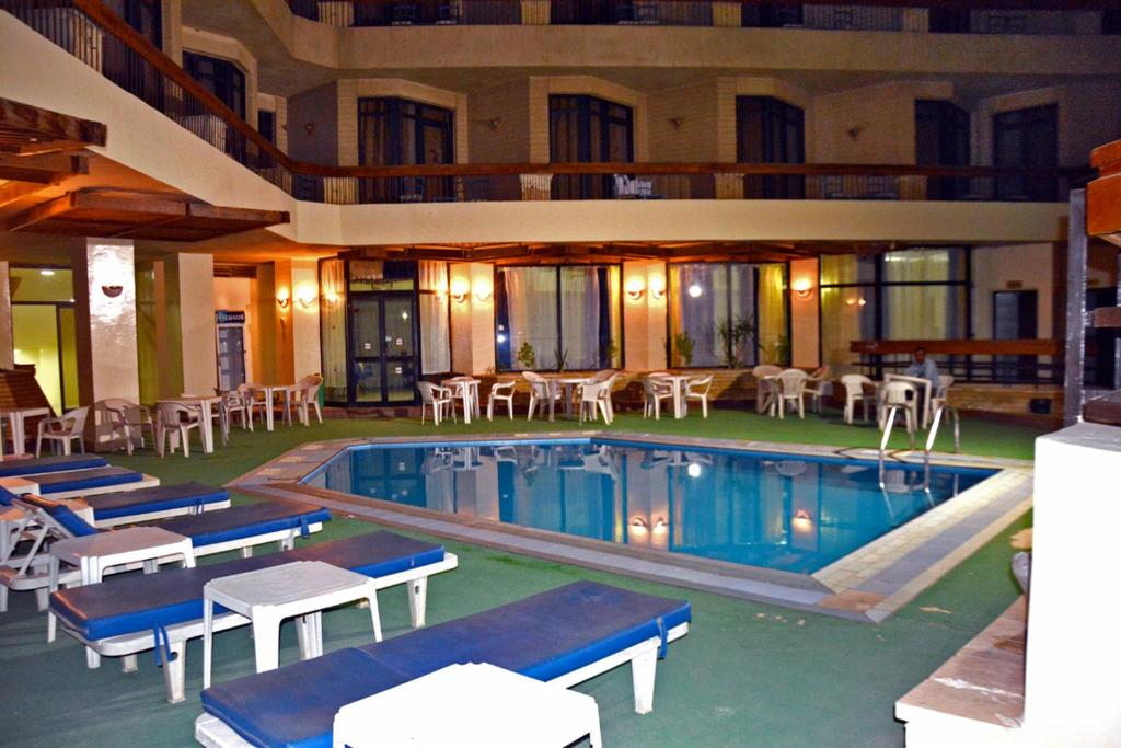 Bazén v ubytování Gaddis Hotel, Suites and Apartments nebo v jeho okolí