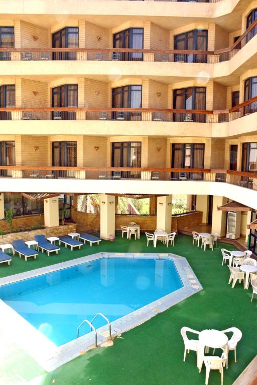 Bazén v ubytování Gaddis Hotel, Suites and Apartments nebo v jeho okolí