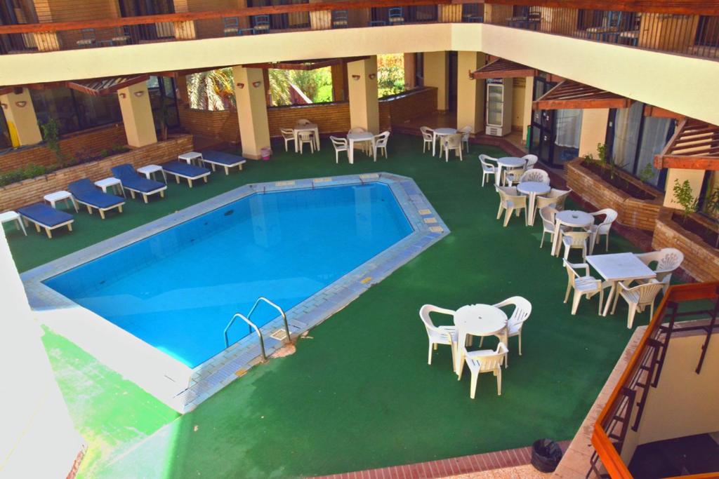 Bazén v ubytování Gaddis Hotel, Suites and Apartments nebo v jeho okolí