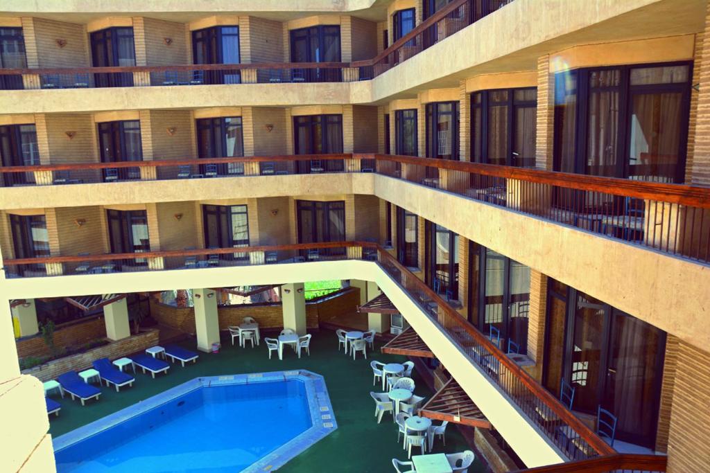Bazén v ubytování Gaddis Hotel, Suites and Apartments nebo v jeho okolí