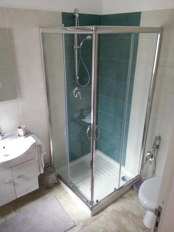 A bathroom at Holiday Homenza