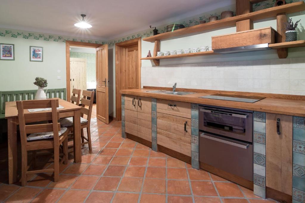 Kuchyň nebo kuchyňský kout v ubytování Homestead farm Tešnak