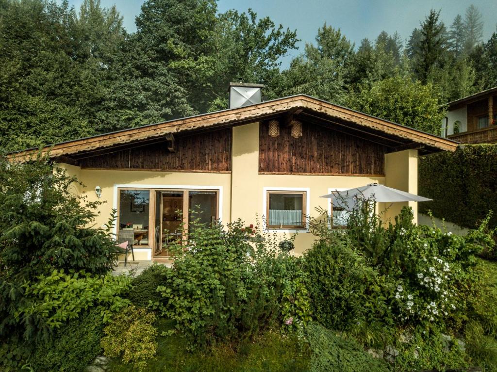 een huis midden in een bos bij Chalet Tyrol in Fügen