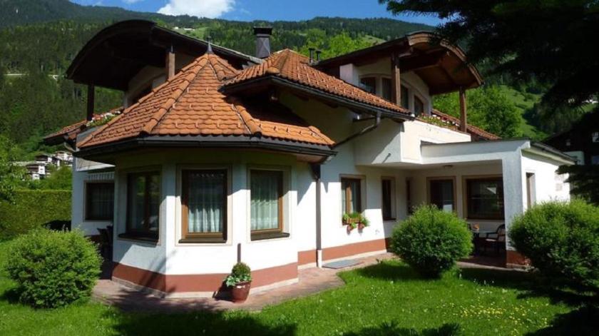 ツェル・アム・ツィラーにあるApart Susanneの赤屋根の小さな白い家