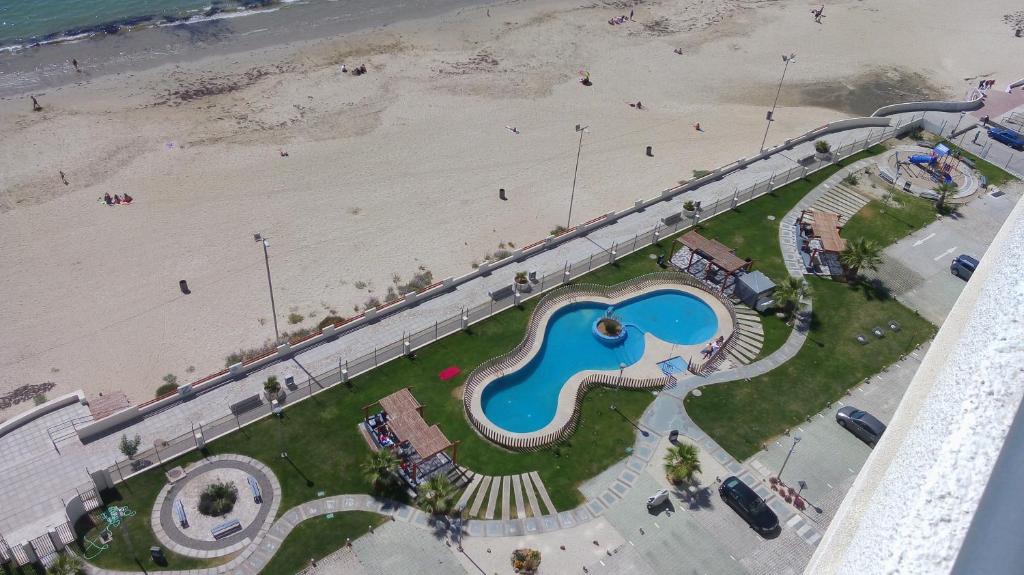 una vista aérea de una piscina junto a la playa en Apartamento Bahía Horizonte, en Coquimbo