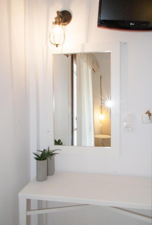 Télévision ou salle de divertissement dans l'établissement Paris Studios & Apartment