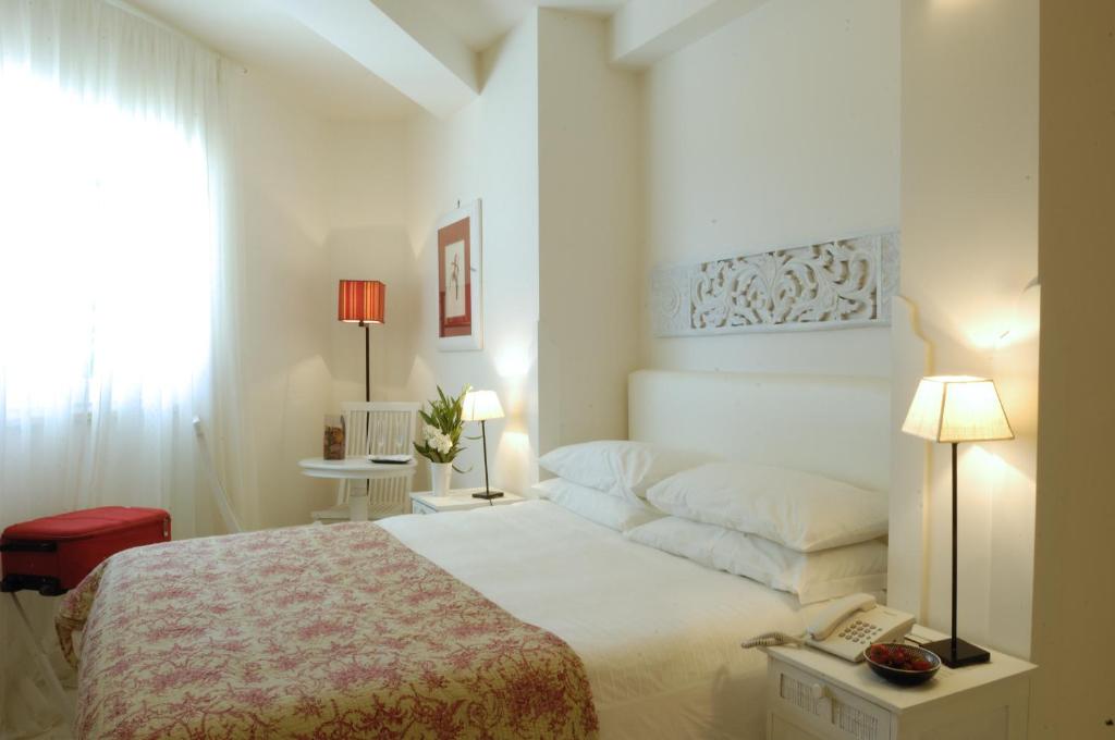 Łóżko lub łóżka w pokoju w obiekcie Il San Francesco Charming Hotel