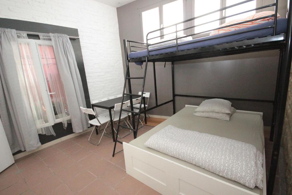 1 dormitorio con 2 literas, mesa y sillas en YMMO 93500 en Pantin